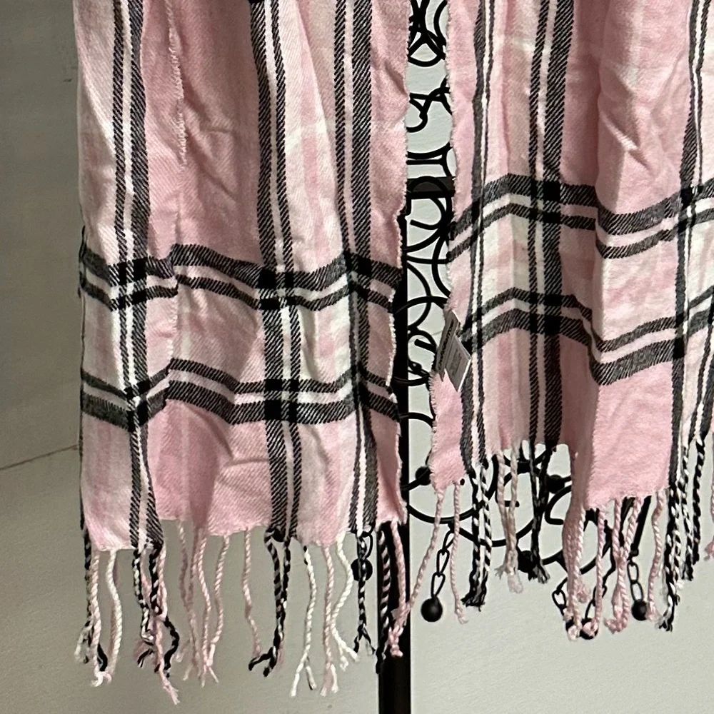 Croft and Barrow Plaid Scarf With Fringe 100% Acrylic Ladies Size O/S Like New